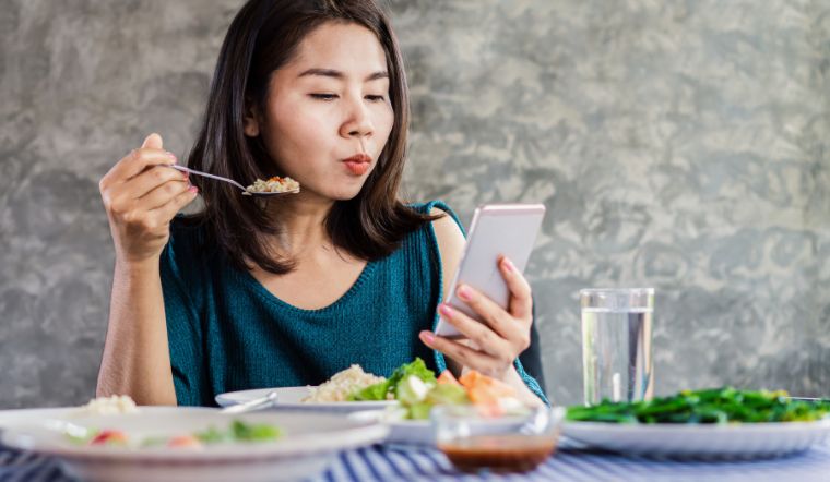 Không dùng điện thoại trong bữa tiệc Không dùng điện thoại trong bữa tiệc