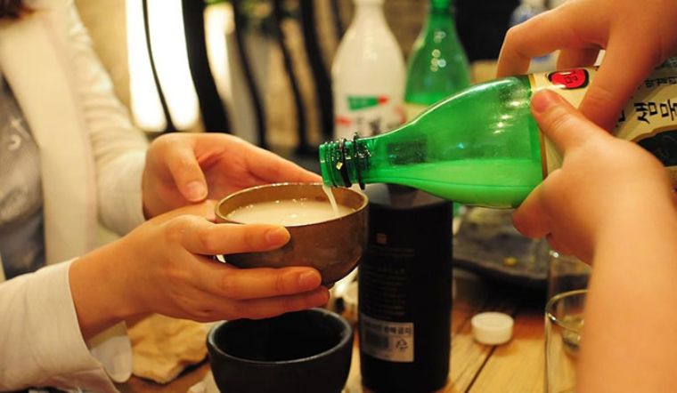 Rót bia, rượu cho người lớn tuổi Rót bia, rượu cho người lớn tuổi