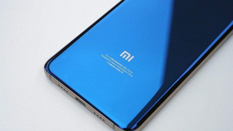 Xiaomi Mi 9 lộ ảnh thực tế có 3 camera sau, mặt lưng hiệu ứng gradient