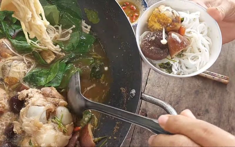 Món lẩu hột vịt lộn thơm nồng