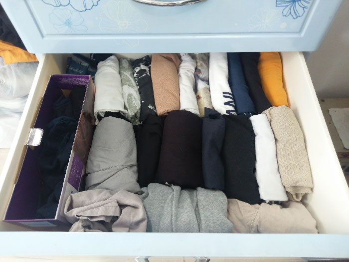 Cách xếp quần áo gọn gàng để được hơn 15 cái áo trong tủ nhỏ