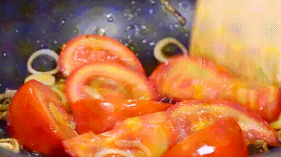 Cho dầu ăn vào chảo rồi cho boa rô (tỏi tây) vào phi cho thơm rồi cho cà chua vào xào cho chín, nêm vào 1/2 muỗng cà phê muối và 1 muỗng canh dầu điều để tạo màu.