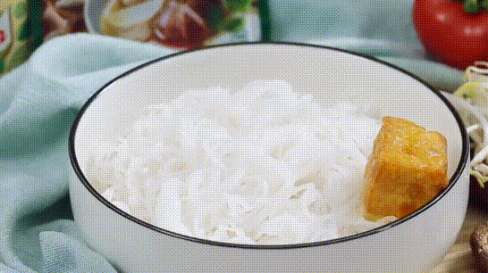 Kế đến cho phần đậu nành đã lọc lấy xác vào nấu cùng cho đến khi sôi, có thể nêm nếm lại cho vừa miệng là xong.