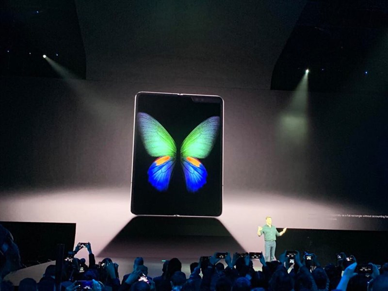 Samsung Galaxy Fold ra mắt: 2 màn hình, 6 camera, giá khủng không kém Samsung Galaxy Fold ra mắt: 2 màn hình, 6 camera, giá khủng không kém
