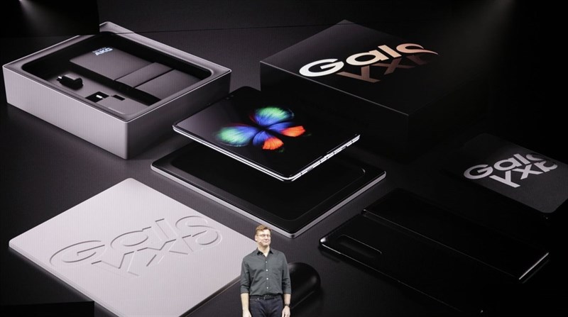 Samsung Galaxy Fold ra mắt: 2 màn hình, 6 camera, giá khủng không kém Samsung Galaxy Fold ra mắt: 2 màn hình, 6 camera, giá khủng không kém