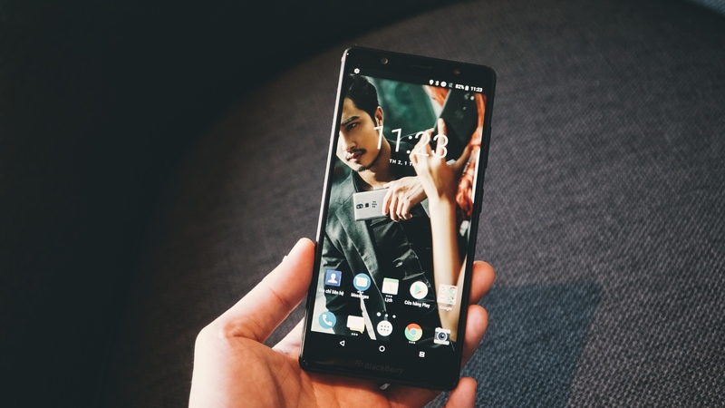 TrÃªn tay nhanh BlackBerry Evolve: MÃ n hÃ¬nh trÃ n cáº¡nh, camera kÃ©p, pin 4.000 mAh