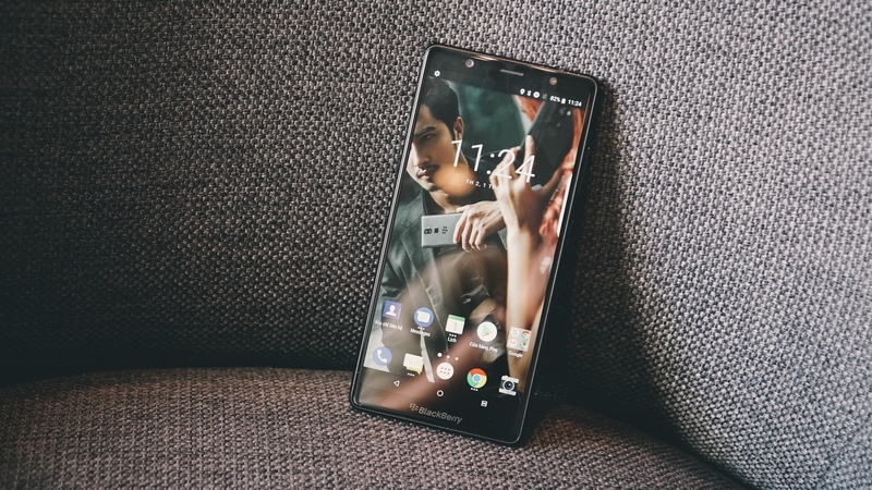 Trên tay nhanh BlackBerry Evolve: Mà n hình trà n cạnh, camera kép, pin 4.000 mAh