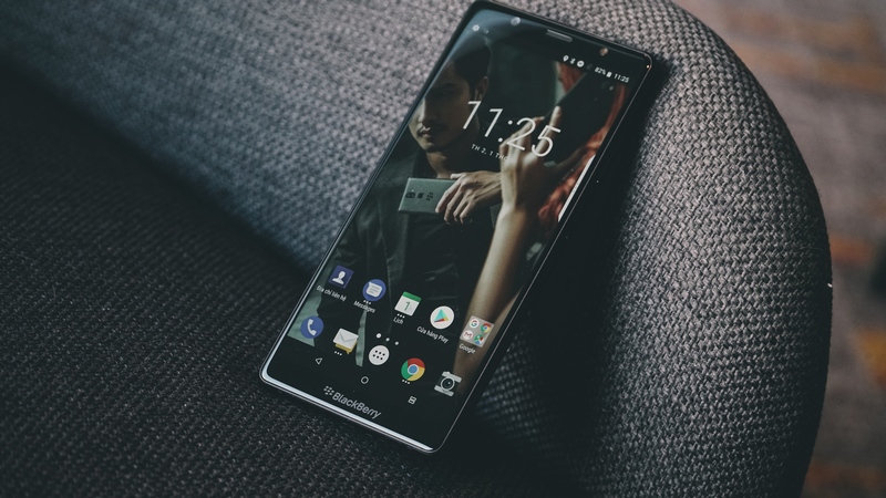 Trên tay nhanh BlackBerry Evolve: Màn hình tràn cạnh, camera kép, pin 4.000 mAh