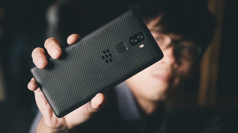 Trên tay nhanh BlackBerry Evolve: Màn hình tràn cạnh, camera kép, pin 4.000 mAh Trên tay nhanh BlackBerry Evolve: Màn hình tràn cạnh, camera kép, pin 4.000 mAh