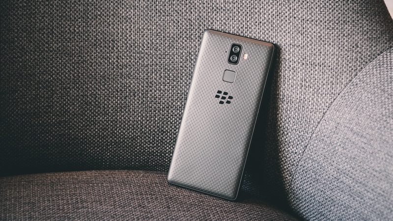 Trên tay nhanh BlackBerry Evolve: Màn hình tràn cạnh, camera kép, pin 4.000 mAh