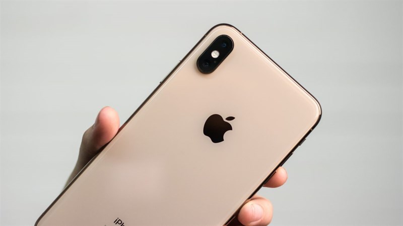 So sánh Galaxy S10 và iPhone Xs: Khác biệt điều gì?