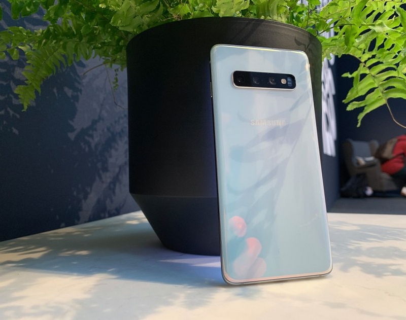 So sánh Galaxy S10 và iPhone Xs: Khác biệt điều gì?