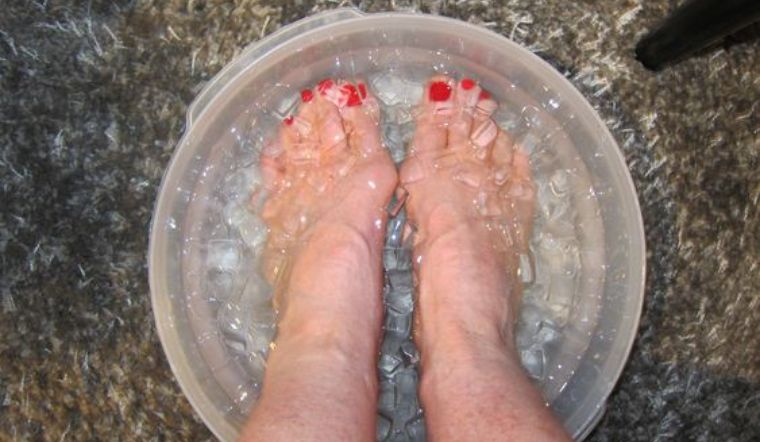Không chỉ giải nhiệt, ngâm chân trong nước đá còn có những lợi ích này