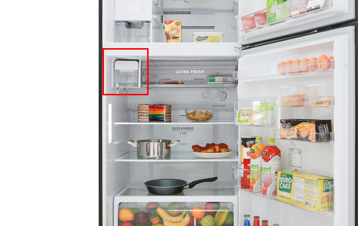 làm đá tự động. Đánh giá tổng quan bộ đôi tủ lạnh mặt gương Toshiba Inverter 555 lít GR-AG58VA (X) > làm đá tự động.