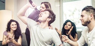 Có gì khác biệt ở tính năng hát karaoke trên dàn âm thanh và loa kéo?