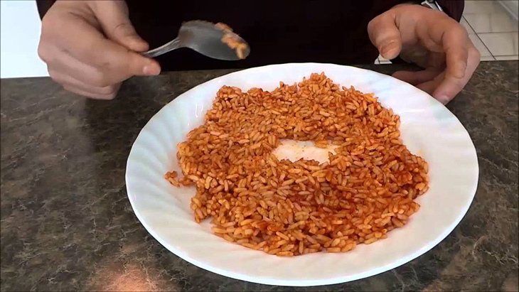 Arrange food in a circle