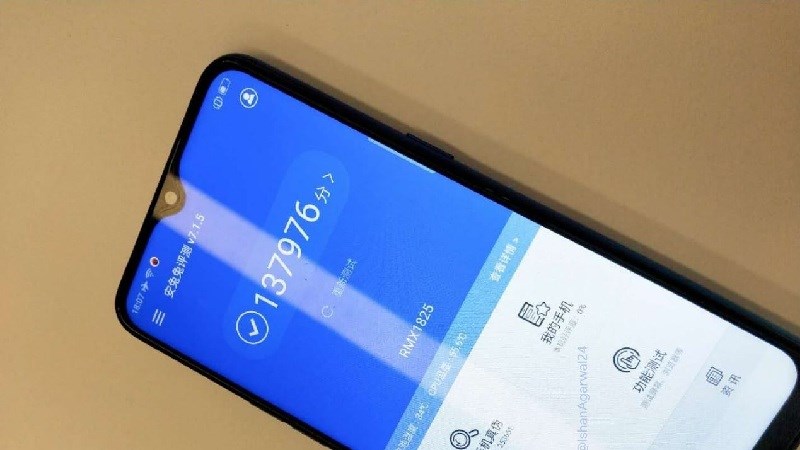 Realme 3 rò rỉ ảnh thực tế vô tình tiết lộ điểm hiệu năng AnTuTu