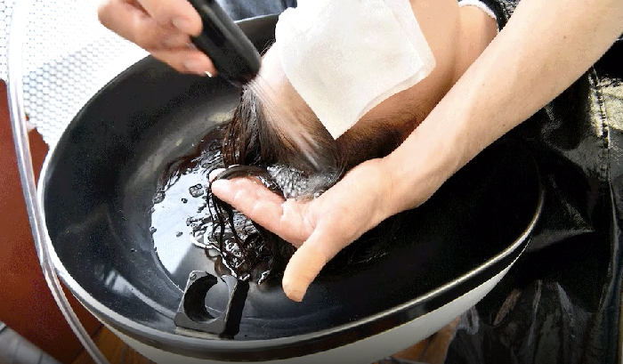 Gội đầu ngày hè cần tránh sai lầm này để tóc không gàu và gãy rụng Gội đầu ngày hè cần tránh sai lầm này để tóc không gàu và gãy rụng