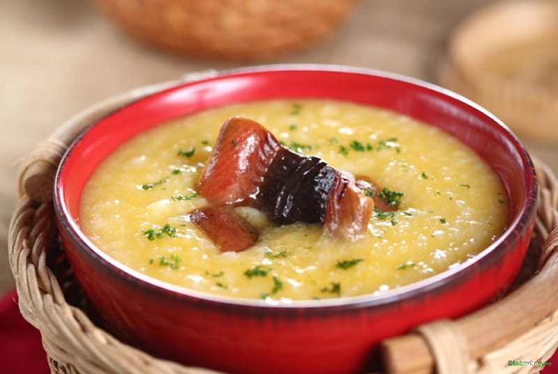 Snake porridge with green beans and red pumpkin