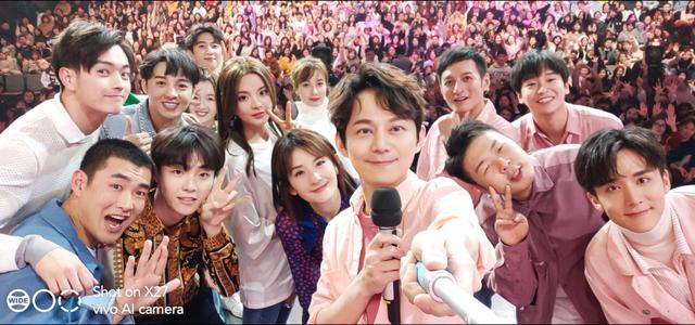 Ảnh selfie được chụp từ camera trước góc rộng hỗ trợ AI của Vivo X27 Ảnh selfie được chụp từ camera trước góc rộng hỗ trợ AI của Vivo X27