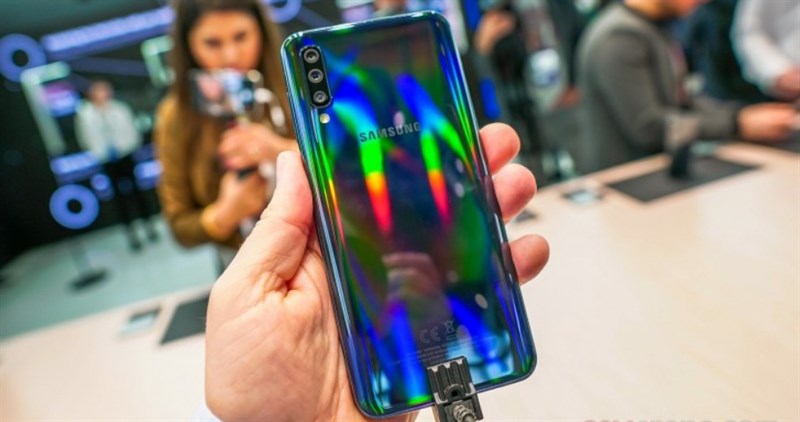 Trên tay Galaxy A50 màu đen