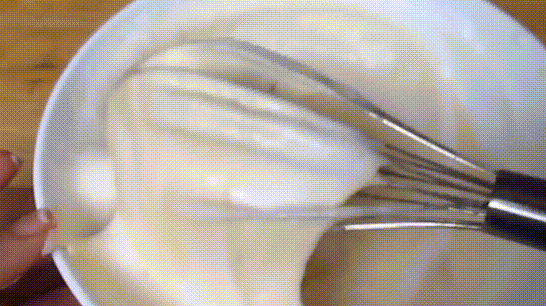 Sau đó, bạn trộn đều lòng trắng trứng với phần bột đã làm để tạo ra một hỗn hợp thật mịn mượt.