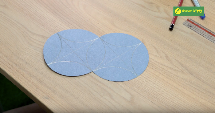 Dùng đĩa CD, để nối các điểm giao giữ đường kính và cung đường tròn lại với nhau như hình.