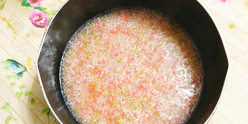 Ngâm 50g bột báng trong nước cho nở rồi vớt ra để ráo. Ngâm 50g bột báng trong nước cho nở rồi vớt ra để ráo.