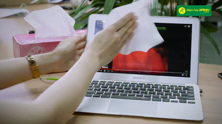Lau sạch vết bẩn trên màn hình laptop chỉ với nước rửa tay
