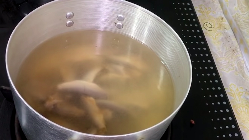 Cho mắm vào một cái nồi, đổ vào 2 lít nước rồi đem đi nấu cho mắm rã hết thịt. Cho mắm vào một cái nồi, đổ vào 2 lít nước rồi đem đi nấu cho mắm rã hết thịt.