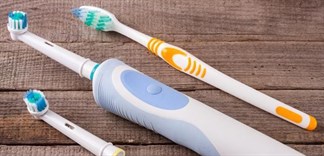 So sánh bàn chải đánh răng truyền thống và bàn chải đánh răng điện