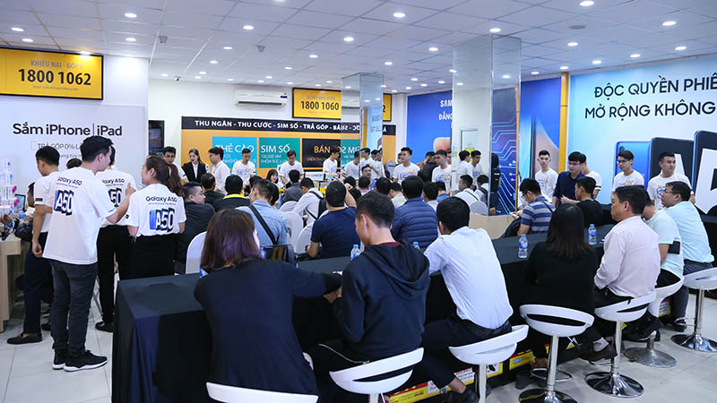 Từ 6h sáng, rất nhiều khách hàng đã xếp hàng để nhận Galaxy A50 Từ 6h sáng, rất nhiều khách hàng đã xếp hàng để nhận Galaxy A50