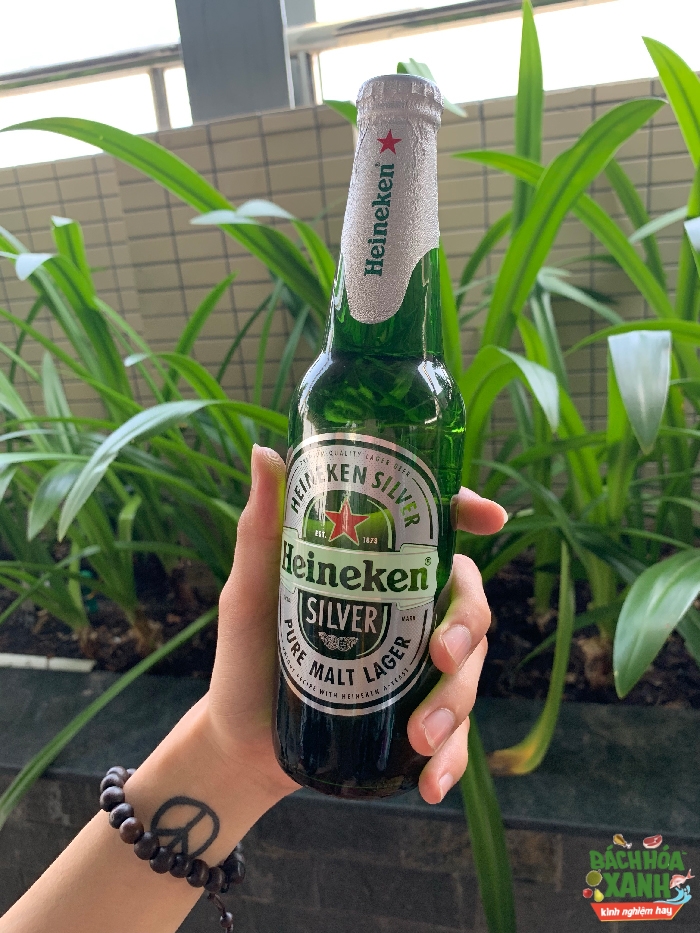 Những ai yêu thích bia Heineken, đừng bỏ lỡ cơ hội khám phá Heineken Silver - phiên bản mới với hương vị tinh tế và đậm chất. Ảnh của Heineken Silver sẽ khiến bạn muốn thử ngay lập tức.