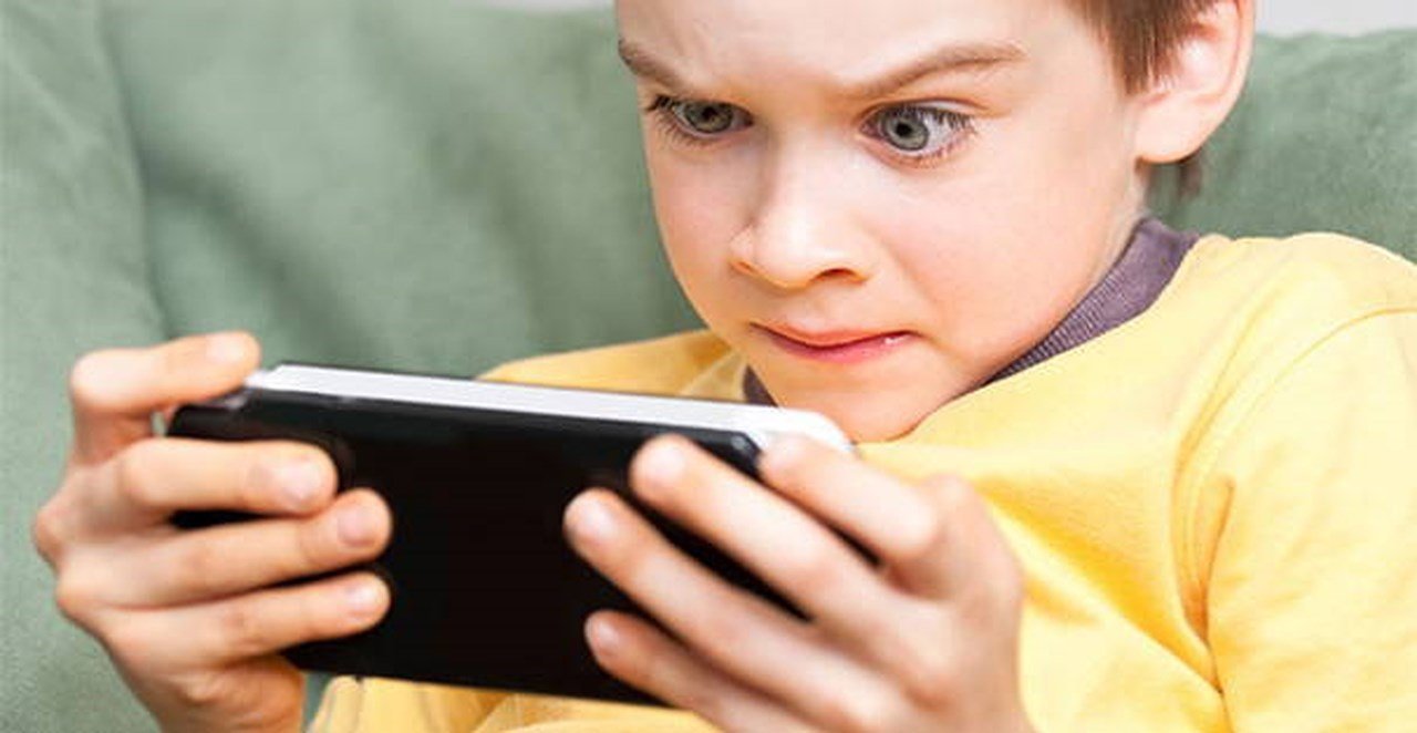 Có nên cho trẻ em sử dụng điện thoại sớm? Độ tuổi nào thì dùng được?