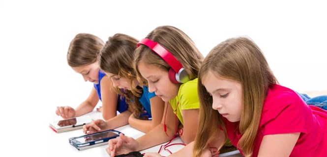 Có nên cho trẻ em sử dụng điện thoại sớm? Độ tuổi nào thì dùng được?