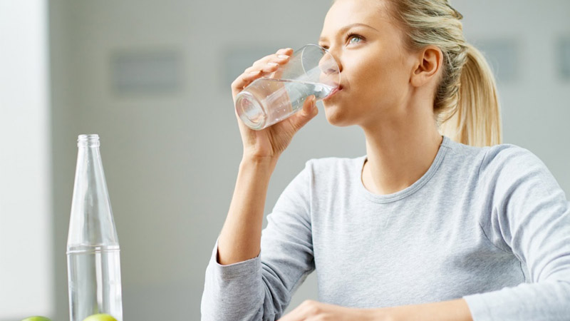 Uống nước trước khi ngủ giúp giảm cân