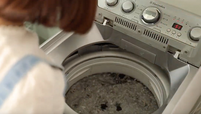 Đổ trực tiếp bột làm sạch máy giặt vào lồng giặt.