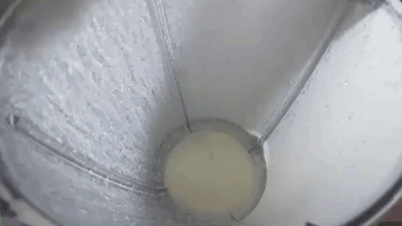 Sau đó cho hỗn hợp trứng, sầu riêng vào kem tươi
