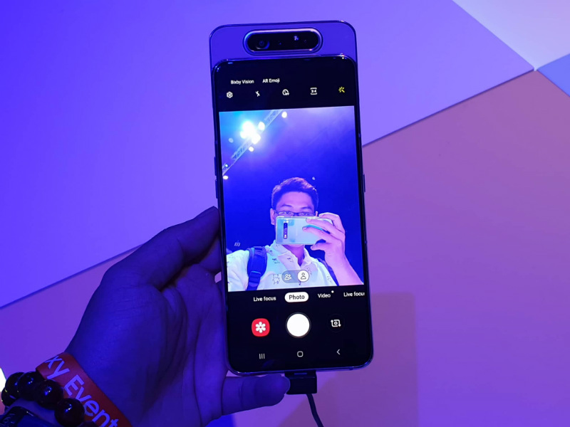 Galaxy A80 có thể tận dụng luôn cụm 3 camera này cho việc chụp ảnh selfie Galaxy A80 có thể tận dụng luôn cụm 3 camera này cho việc chụp ảnh selfie