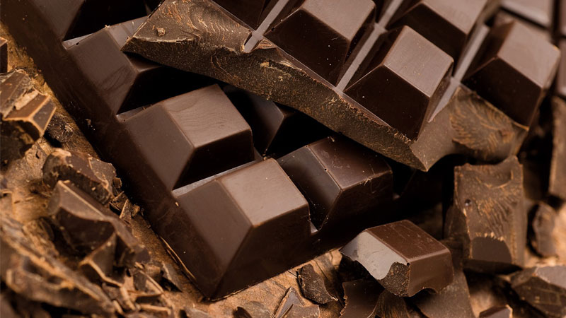 Chocolate đen 70% cacao là nguồn cung cấp magie dồi dào.