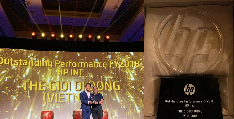 Đại diện Thế Giới Di Động nhận giải thưởng của HP