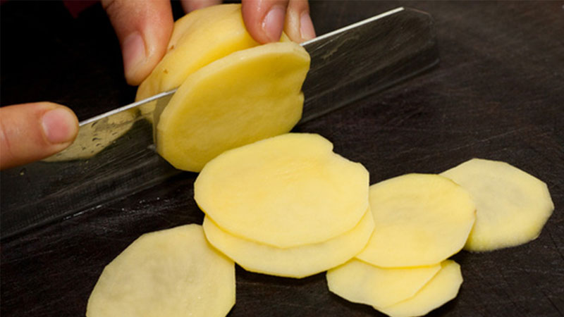 Với những món hầm hay súp bị quá mặn, bạn hãy sử dụng khoai tây.