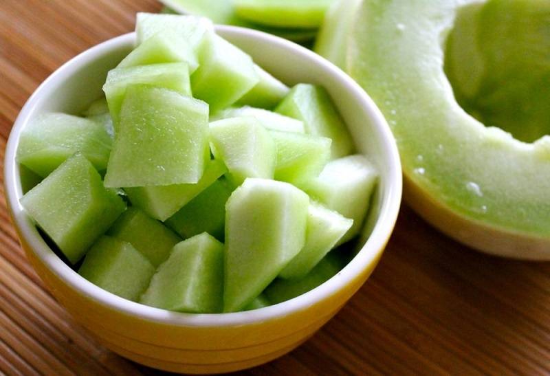 Bạn nên chọn dưa gang chín tươi, có vỏ màu xanh hoặc vàng nhạt. Sau khi mua về, rửa sạch và bỏ đi phần hột ở giữa. Cắt miếng nhỏ vừa ăn. Bạn nên chọn dưa gang chín tươi, có vỏ màu xanh hoặc vàng nhạt. Sau khi mua về, rửa sạch và bỏ đi phần hột ở giữa. Cắt miếng nhỏ vừa ăn.