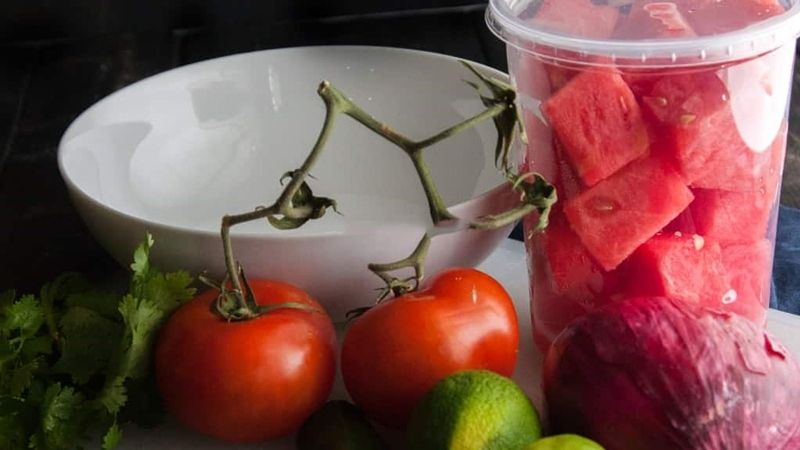 Sơ chế nguyên liệu làm salad cà chua