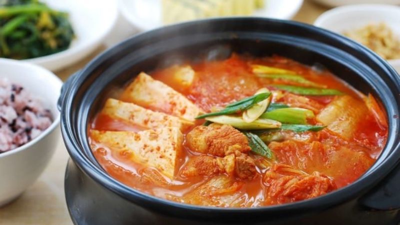 Kim chi ngoài cách ăn như một món ăn kèm thì canh kim chi cũng một món ngon phổ biến của người của người Hàn,