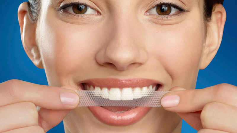 Tác hại của miếng dán trắng răng Tác hại của miếng dán trắng răng
