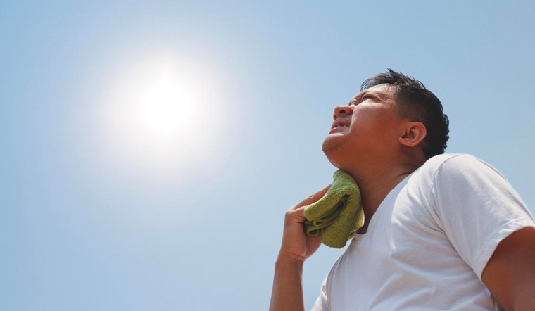 Cởi trần mùa nắng, tưởng mát nhưng lại vô vàn tác hại