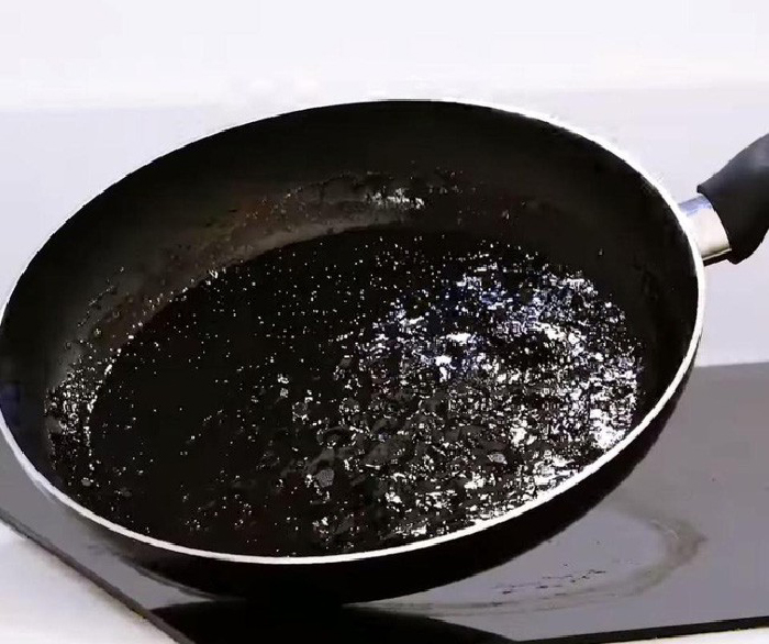Bạn có tin kem đánh răng đánh bay vết cháy đen trên chảo? Bạn có tin kem đánh răng đánh bay vết cháy đen trên chảo?