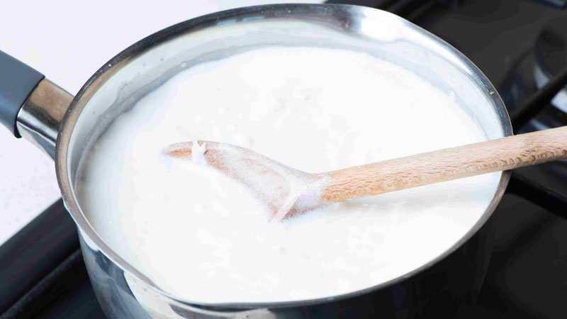 Đun trong lửa nhỏ, vừa đun vừa khuấy, khi thấy nước cốt dừa trong nồi sôi, thì tắt bếp và để nguội. Đun trong lửa nhỏ, vừa đun vừa khuấy, khi thấy nước cốt dừa trong nồi sôi, thì tắt bếp và để nguội.