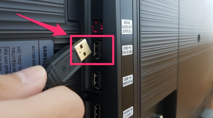 Cắm cổng USB của chuột vào cổng USB của tivi